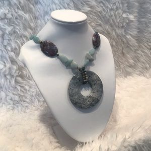 Stone accent necklace, very pretty